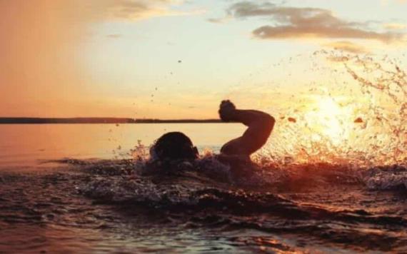 Adolescente lucha por su vida tras infectarse con una ameba en la playa
