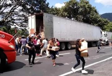 Pobladores rapiñan zapatos y ropa tras choque de tráiler en la Puebla-Córdoba