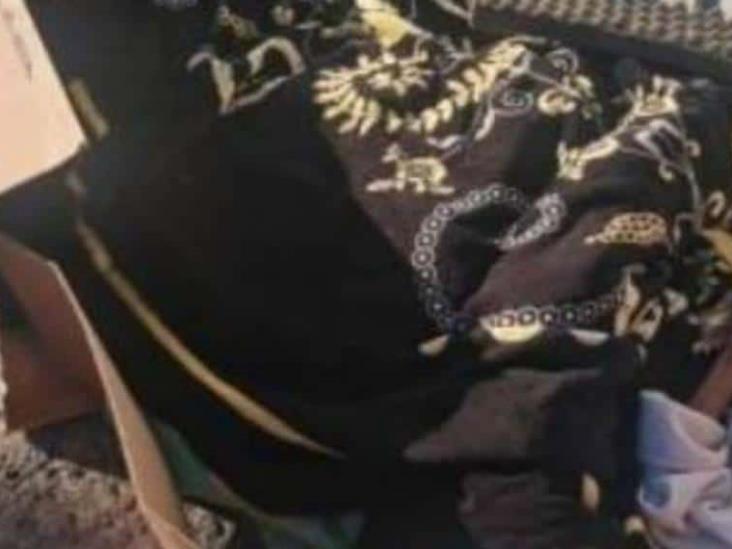 Abandonan en calle a abuelita dentro de cajas de cartón Abandonan en calle a abuelita dentro de cajas de cartón