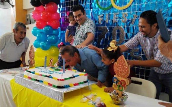 Emocionado y disfrutando junto a sus seres queridos, fue como festejó el histórico ex marchista mexicano Domingo Colín sus 70 años de vida