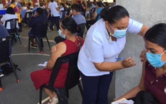 Este día se aplicaron 200  vacunas anticovid en el Casino del Pueblo de Cunduacán