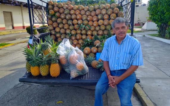 Discapacitado se gana la vida vendiendo fruta de temporada
