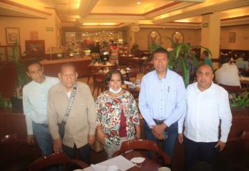 Se manifiestan maestros del SITET en contra de la elección del secretario general