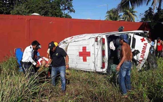 Volcadura de ambulancia deja al menos tres lesionados en Chiapas