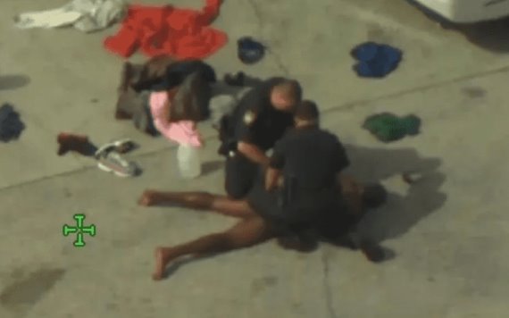 Hombre desnudo con machete intenta robarle ropa a otra persona en Florida