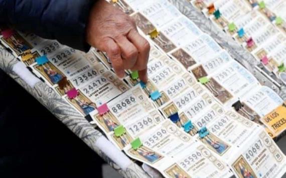 Mujer pasa de pedir limosna a ganarse la lotería; su historia conmueve