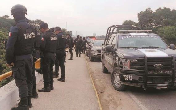 Escapan ladrones de autos en medio de un operativo con decenas de policías