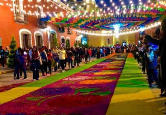 Huamantla pueblo mágico rompe récord Guinness por el tapete de aserrín más largo del mundo