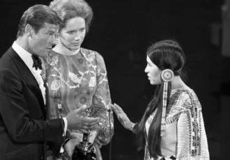Los Óscar se disculpan 50 años después con la indígena que recogió el premio de Marlon Brando