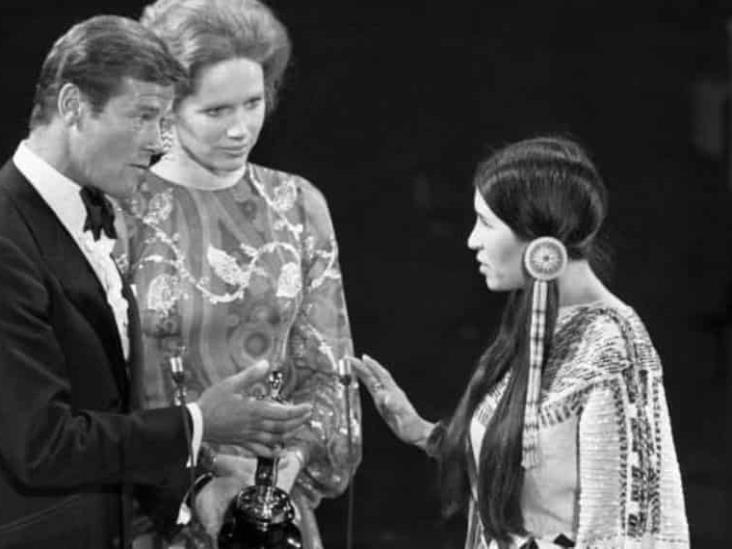 Los Óscar se disculpan 50 años después con la indígena que recogió el premio de Marlon Brando Los Óscar se disculpan 50 años después con la indígena que recogió el premio de Marlon Brando
