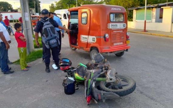 Policía y pochimovil protagonizan accidente en vía Jonuta-Zapatero