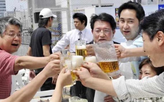 Japón lanza concurso para promover que los jóvenes beban más alcohol