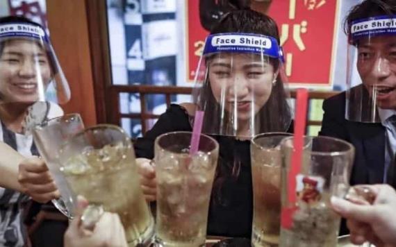 ¡Japón promueve beber alcohol! Gobierno pide a jóvenes que le peguen al vidrio