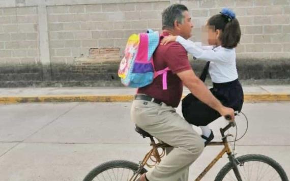 A mí no me avergüenzas; niña pide a su abuelito que la lleve en bici a la escuela