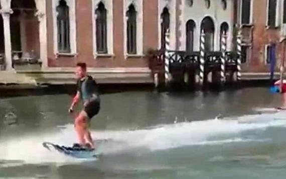 Turistas surfean en Canal de Venecia y reciben multa económica