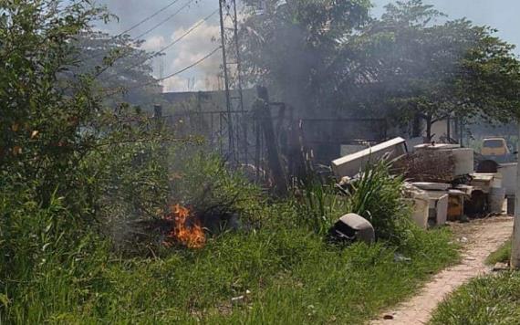 Habitantes de Balancán ocasionan quema de basura cerca de viviendas