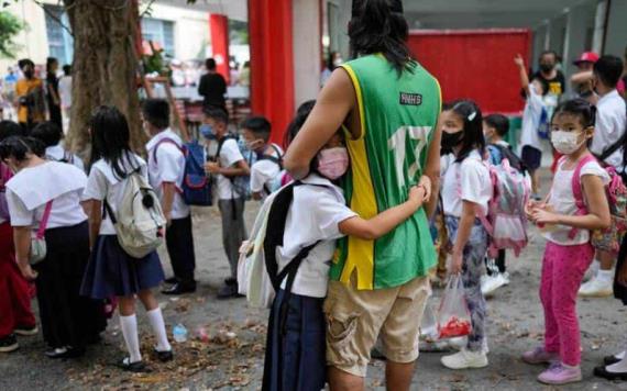 Filipinas reabre aulas después de dos años de cierre por pandemia del COVID