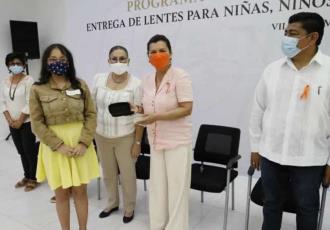 Osuna Huerta entrega 250 lentes graduados a beneficiarios del Programa "Ver para Crecer"