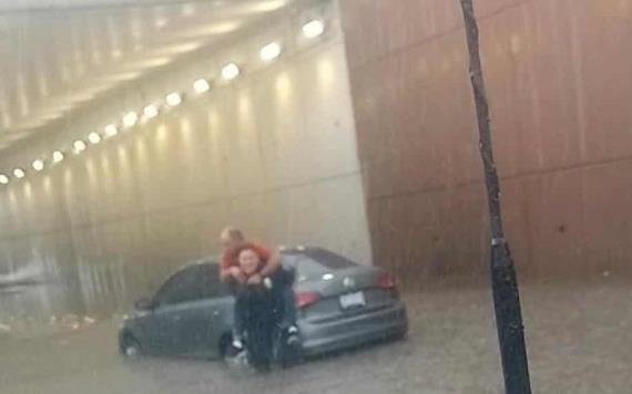 Policía salva a abuelito durante inundación