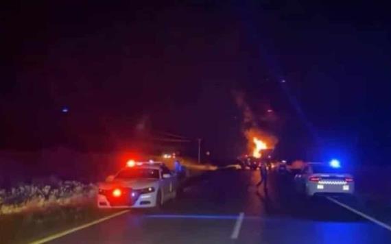 Grupos armados incendian tráiler en carretera de Zacatecas