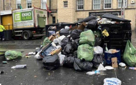 Trabajadores de limpieza en Escocia dejan basura en calles por huelga de salario