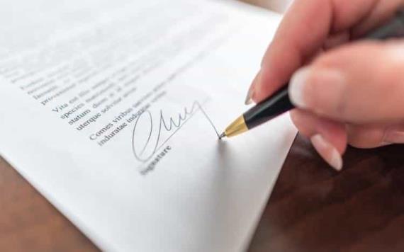 Asegura lealtad con su novio haciéndole firmar contrato notarial