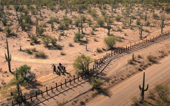 "Polleros" abandonan a dos bebés en el desierto fronterizo de Arizona