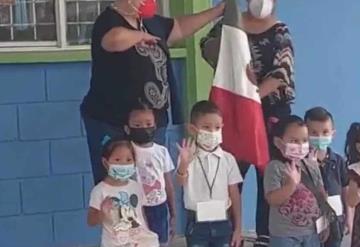 Maestra pide a sus alumnos saludar a la Bandera, pero saludan al público