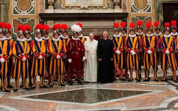Guardia Suiza busca a 25 hombres católicos para cuidar al Papa francisco