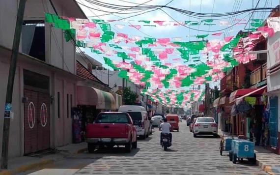 Colocan adornos en calles de Jonuta para festejar el mes patrio