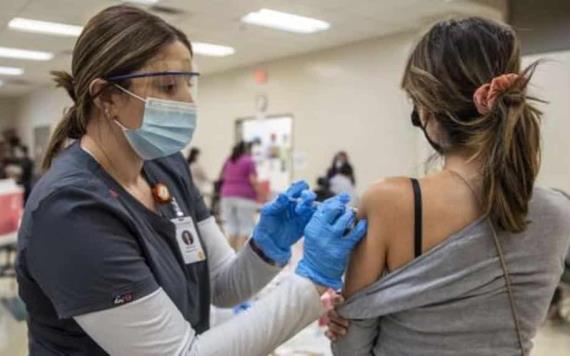 Se está considerando la vacunación anual de COVID-19 en Estados Unidos