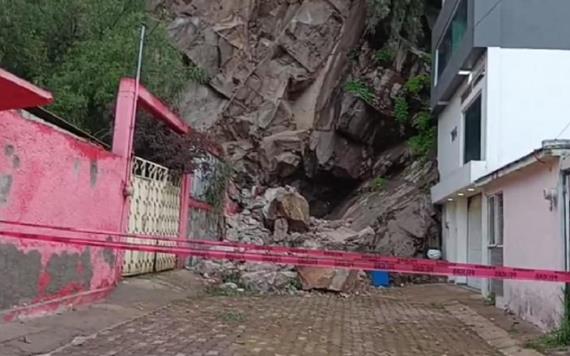Reportan derrumbe de rocas sobre casas en Ecatepec