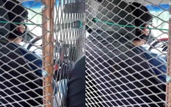 Taxista coloca jaula dentro de su auto para prevenir asaltos