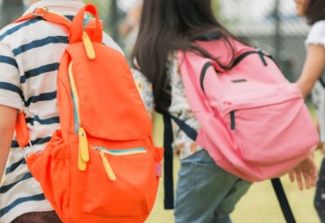 Mujer envenena al compañero de clases de su hija porque sacaba mejores calificaciones