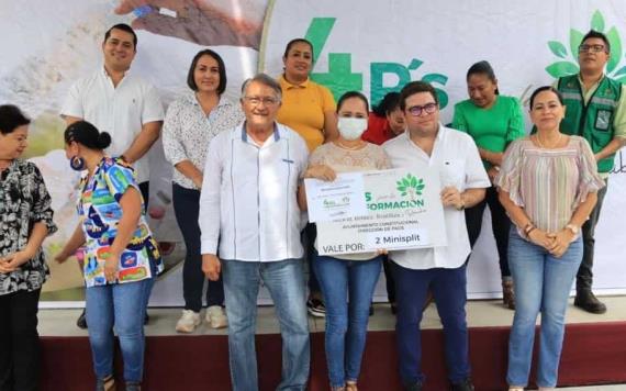 Ayuntamiento de Comalcalco entrega insumos a  Jardines de niños