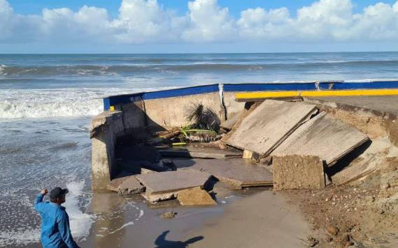Colapsa malecón en playa de Sinaloa tras oleaje provocado por el huracán Kay