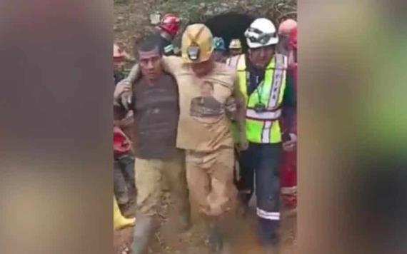 Rescatan a dos trabajadores atrapados en mina por casi 2 días