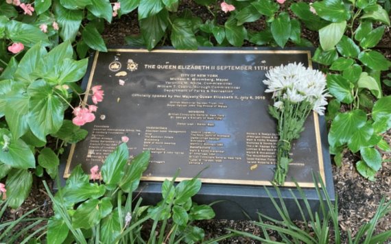 El rincón de Nueva York que une a la reina Isabel II y las víctimas de las Torres Gemelas se llenó de flores