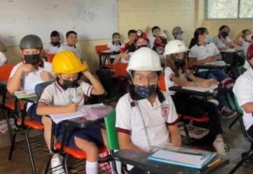 Ante posibles derrumbes en una primaria de Monterrey,  alumnos acuden con cascos