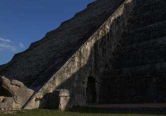 El descenso de la Serpiente Lunar cautiva en las ruinas de Chichén Itzá