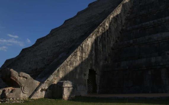 El descenso de la Serpiente Lunar cautiva en las ruinas de Chichén Itzá