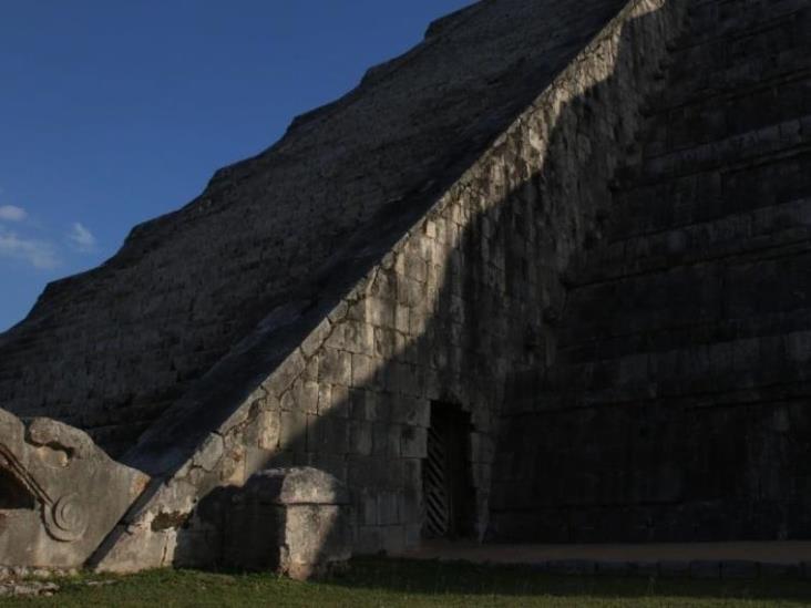 El descenso de la Serpiente Lunar cautiva en las ruinas de Chichén Itzá El descenso de la Serpiente Lunar cautiva en las ruinas de Chichén Itzá