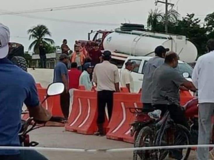 Habitantes de la Villa El Triunfo bloquean acceso a las obras del Tren Maya Habitantes de la Villa El Triunfo bloquean acceso a las obras del Tren Maya