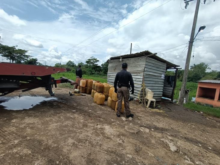 Fiscalía asegura 25 bidones de hidrocarburo en un Inmueble ubicado en la carretera Cárdenas-Coatzacoalcos Fiscalía asegura 25 bidones de hidrocarburo en un Inmueble ubicado en la carretera Cárdenas-Coatzacoalcos