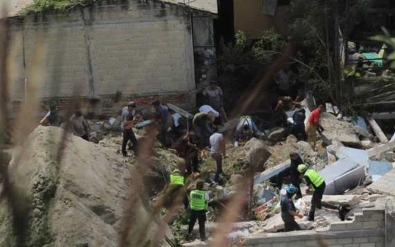 Derrumbe en Cuernavaca sepulta una casa; hay varias personas atrapadas
