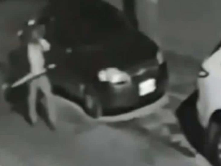 ¡Pero que le hicieron! Una mujer ‘destruye’ a palazos 25 autos en SLP ¡Pero que le hicieron! Una mujer ‘destruye’ a palazos 25 autos en SLP