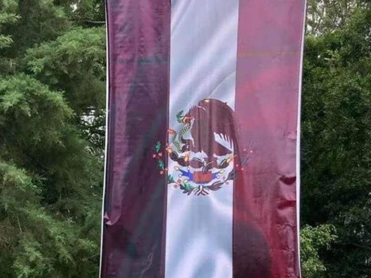 Colocan colores de Morena a bandera de México en Tepic; gobernador se disculpa Colocan colores de Morena a bandera de México en Tepic; gobernador se disculpa