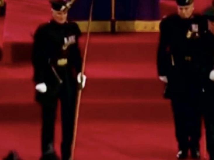 Video: Guardia real se desmaya mientras custodiaba féretro de Isabel II Video: Guardia real se desmaya mientras custodiaba féretro de Isabel II