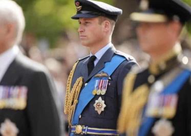 Video: Guardia real se desmaya mientras custodiaba féretro de Isabel II