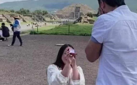 Mujer pide matrimonio a su novio en Teotihuacán; video genera discusión en redes